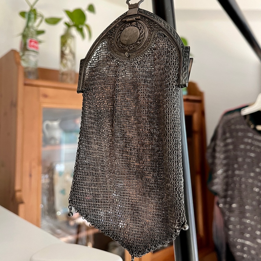 VINTAGE 1920's Whiting And Davis Handbag. The magnet closure often stays open.